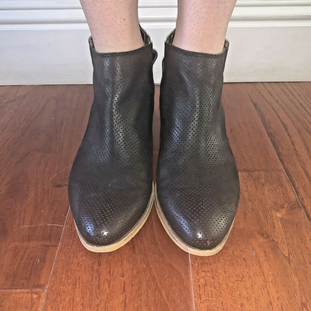 NORDSTROM Caslon 7.5 Ankle Boot Bootie Black Leather Perforated Side Easy Close
